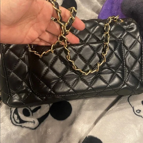 Elegant Black Quilted w/gold /hardware Chain Shoulder Bag - Picture 3 of 16